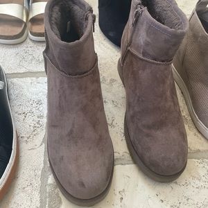 Dunes wedge fur lined booties size 9.5